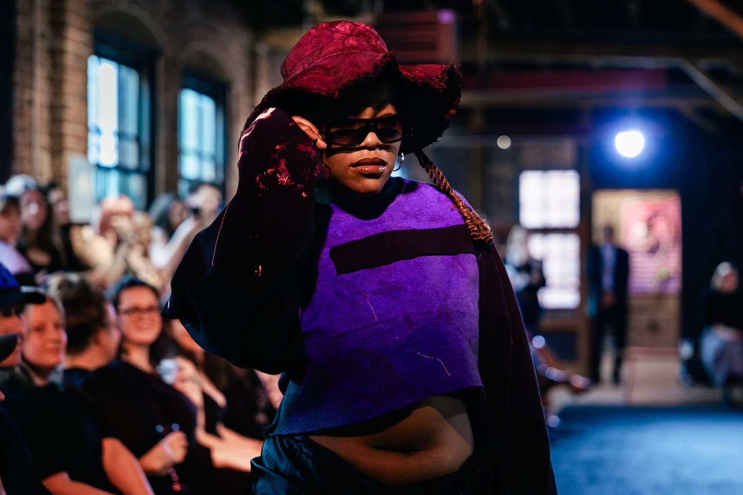 x LET HER LEAD Cropped Sweatshirt Black