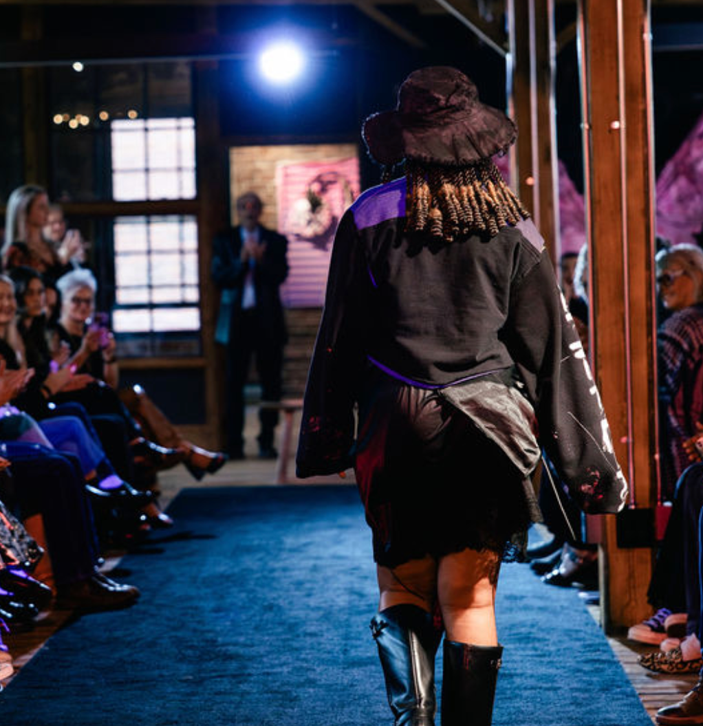 x LET HER LEAD Cropped Sweatshirt Black