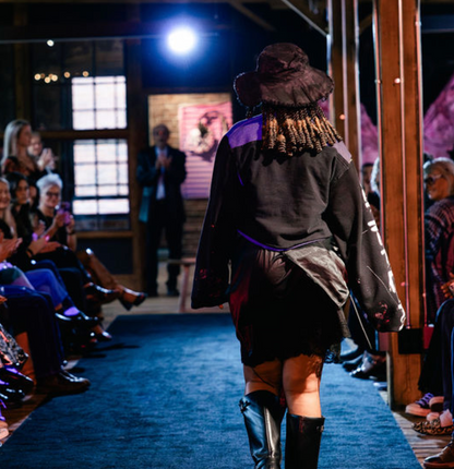 x LET HER LEAD Cropped Sweatshirt Black