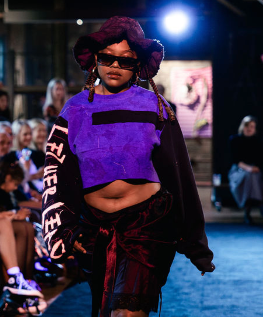 x LET HER LEAD Cropped Sweatshirt Black