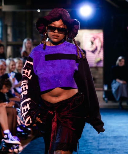 x LET HER LEAD Cropped Sweatshirt Black